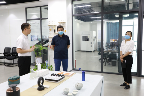 河南省科技企業孵化器協會會長劉華一行蒞臨設計城參觀調研